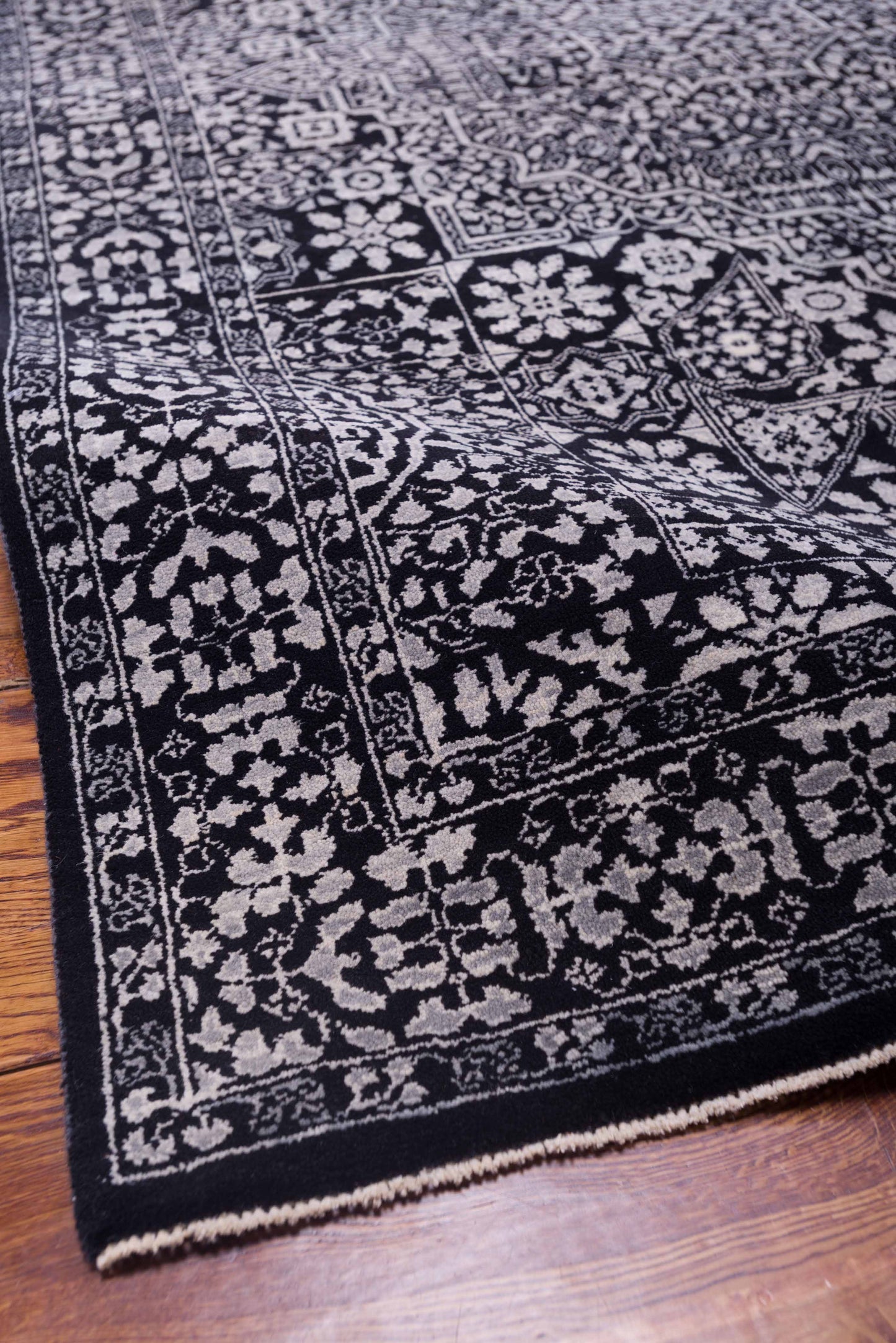 Laila 125116 Black Black 4x6 Hand Knotted Rug